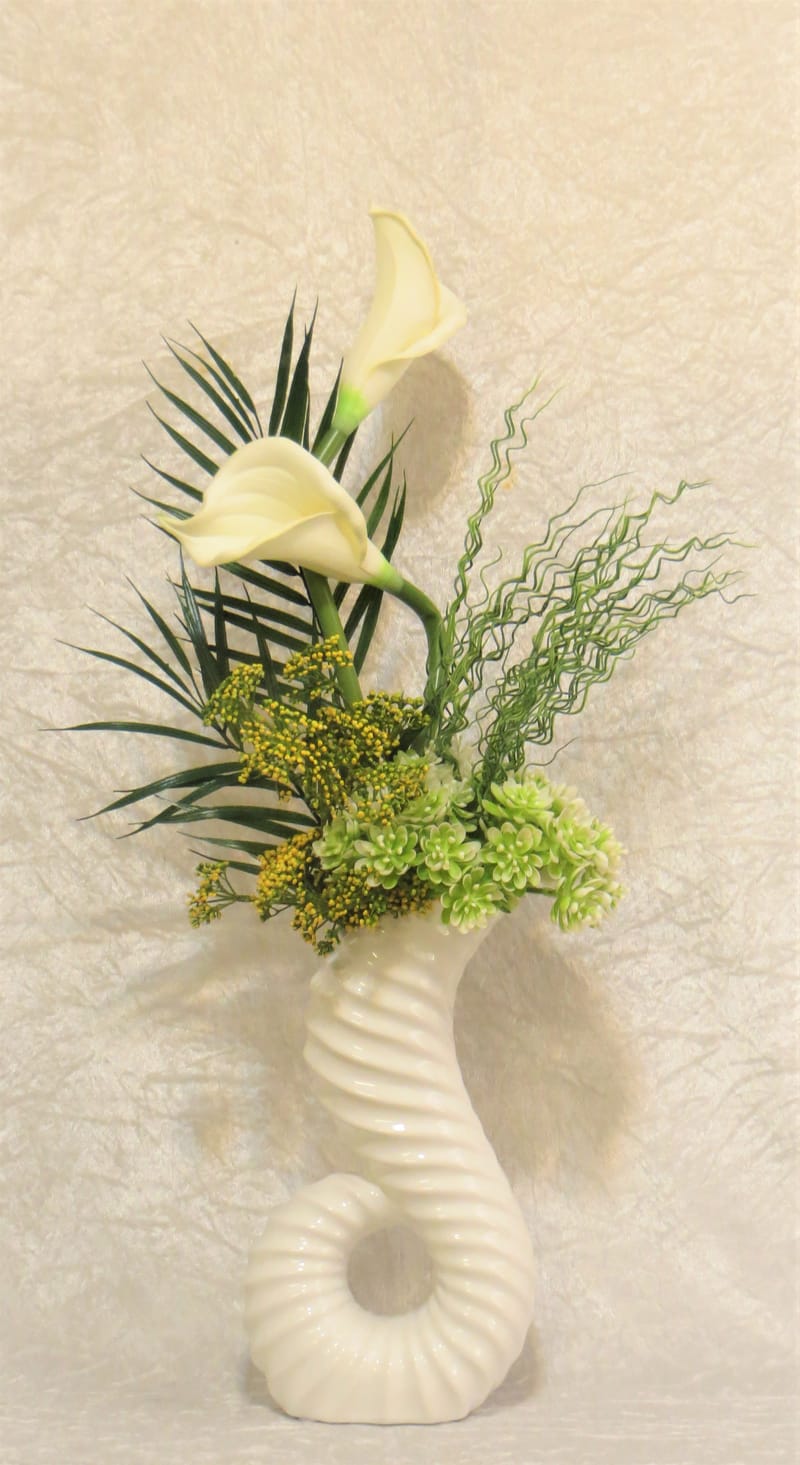 מבחר מרהיב של אגרטלים עם פרחי משי איכותיים