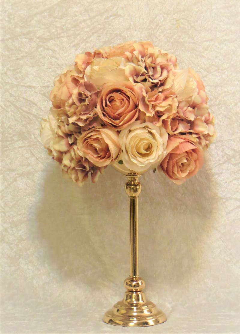 מבחר מרהיב של אגרטלים עם פרחי משי איכותיים