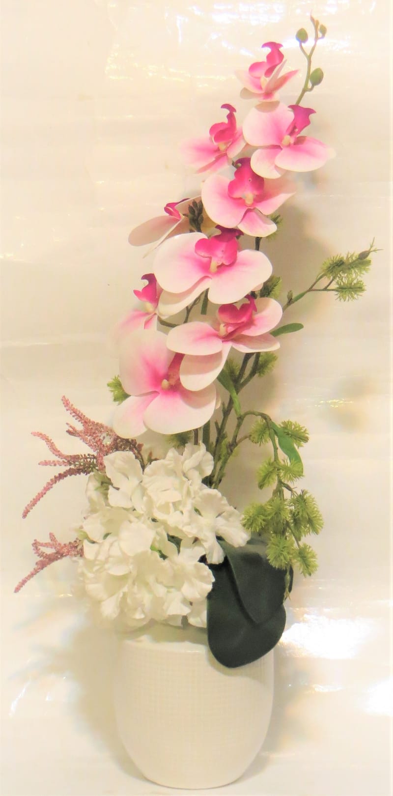 מבחר מרהיב של אגרטלים עם פרחי משי איכותיים