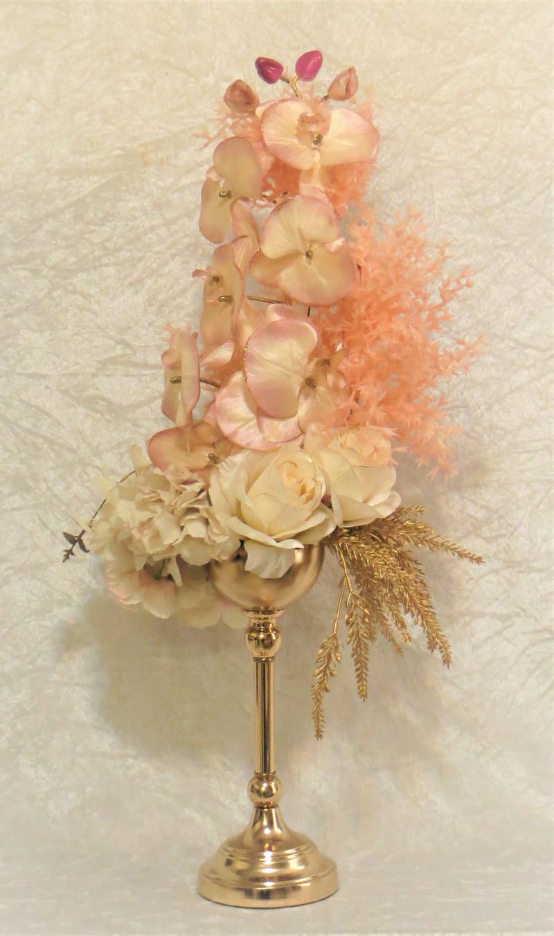 מבחר מרהיב של אגרטלים עם פרחי משי איכותיים