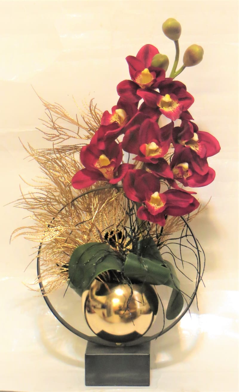 מבחר מרהיב של אגרטלים עם פרחי משי איכותיים