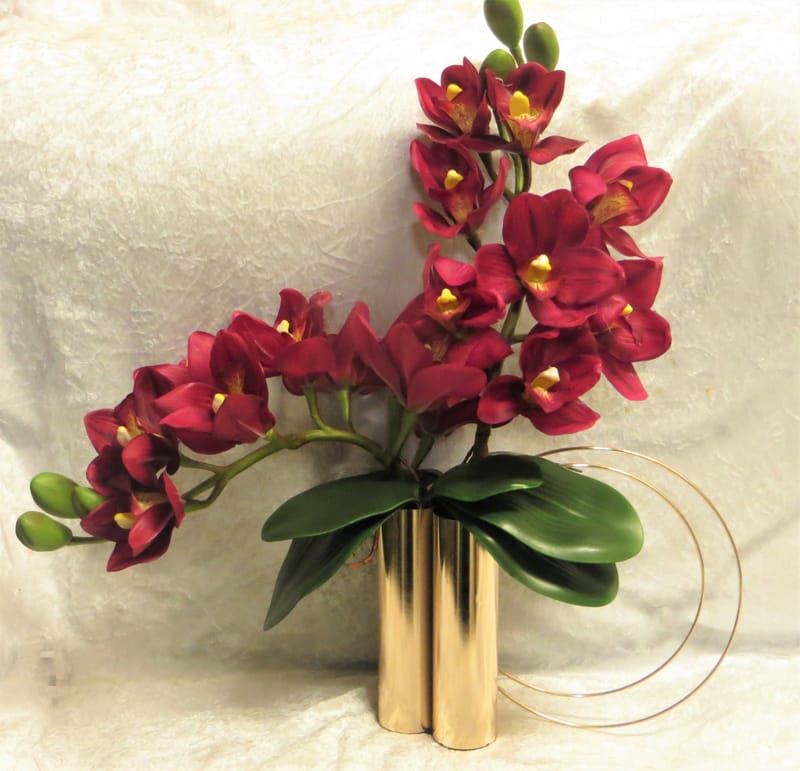 מבחר מרהיב של אגרטלים עם פרחי משי איכותיים