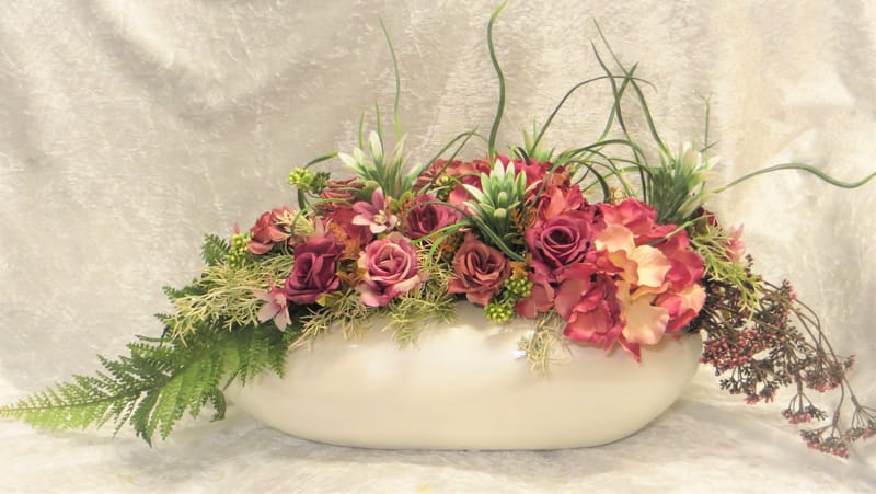 מבחר מרהיב של אגרטלים עם פרחי משי איכותיים