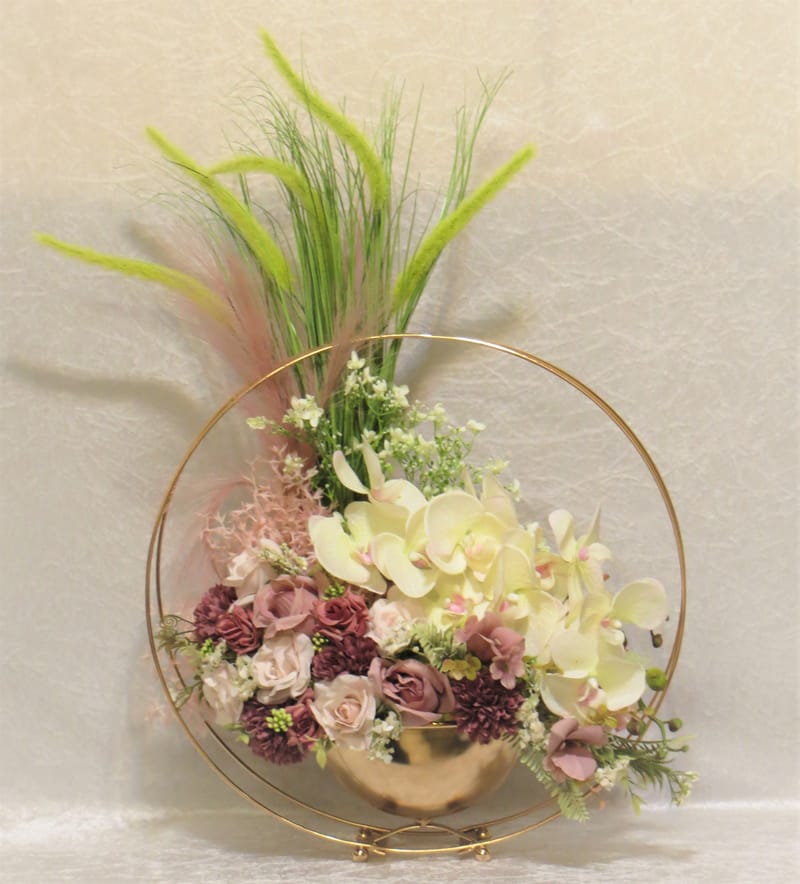 מבחר מרהיב של אגרטלים עם פרחי משי איכותיים