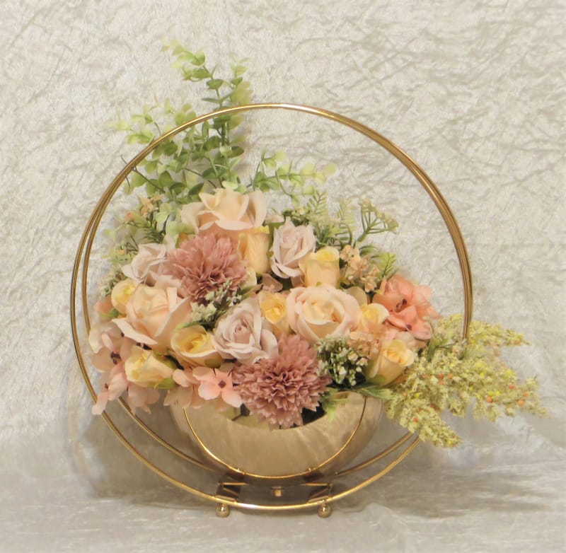 מבחר מרהיב של אגרטלים עם פרחי משי איכותיים