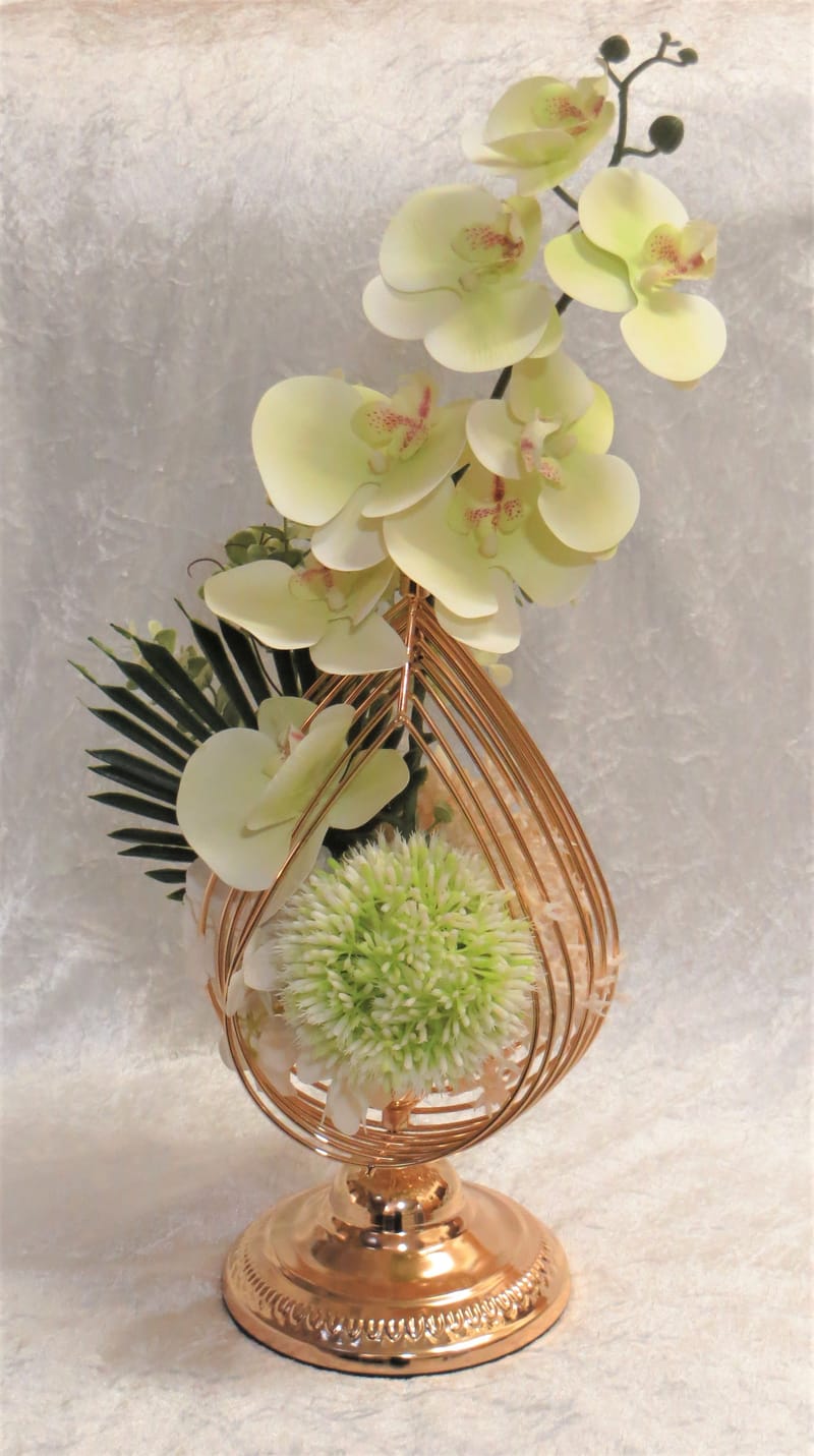 מבחר מרהיב של אגרטלים עם פרחי משי איכותיים