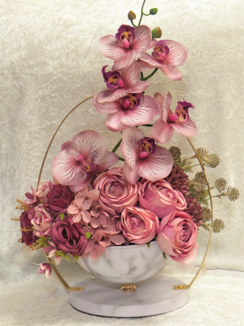 מבחר מרהיב של אגרטלים עם פרחי משי איכותיים