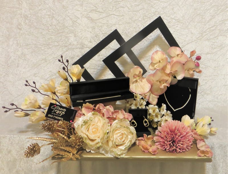 עיצובי תכשיטים בשילוב פרחים 