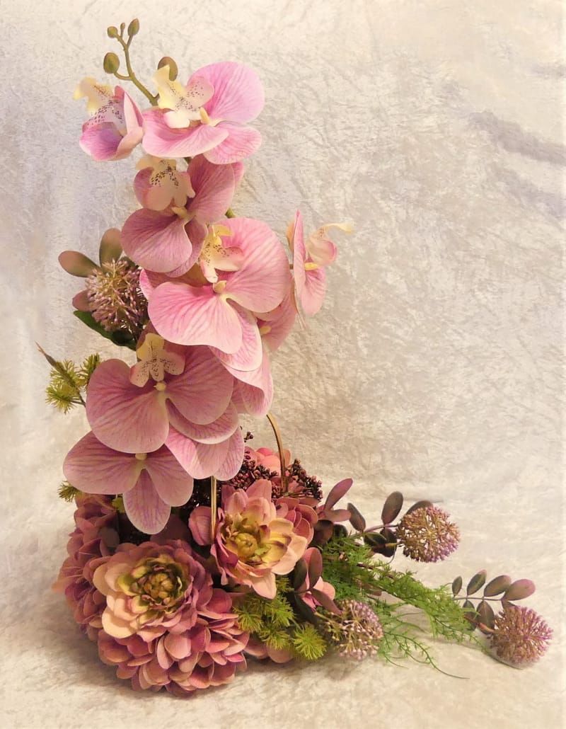 מבחר מרהיב של אגרטלים עם פרחי משי איכותיים