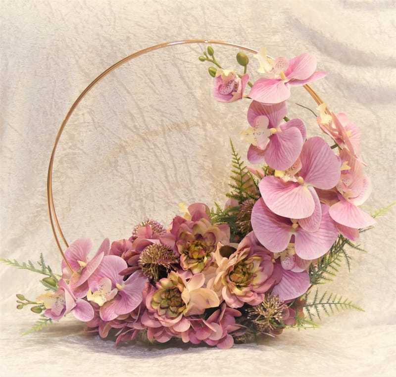 מבחר מרהיב של אגרטלים עם פרחי משי איכותיים