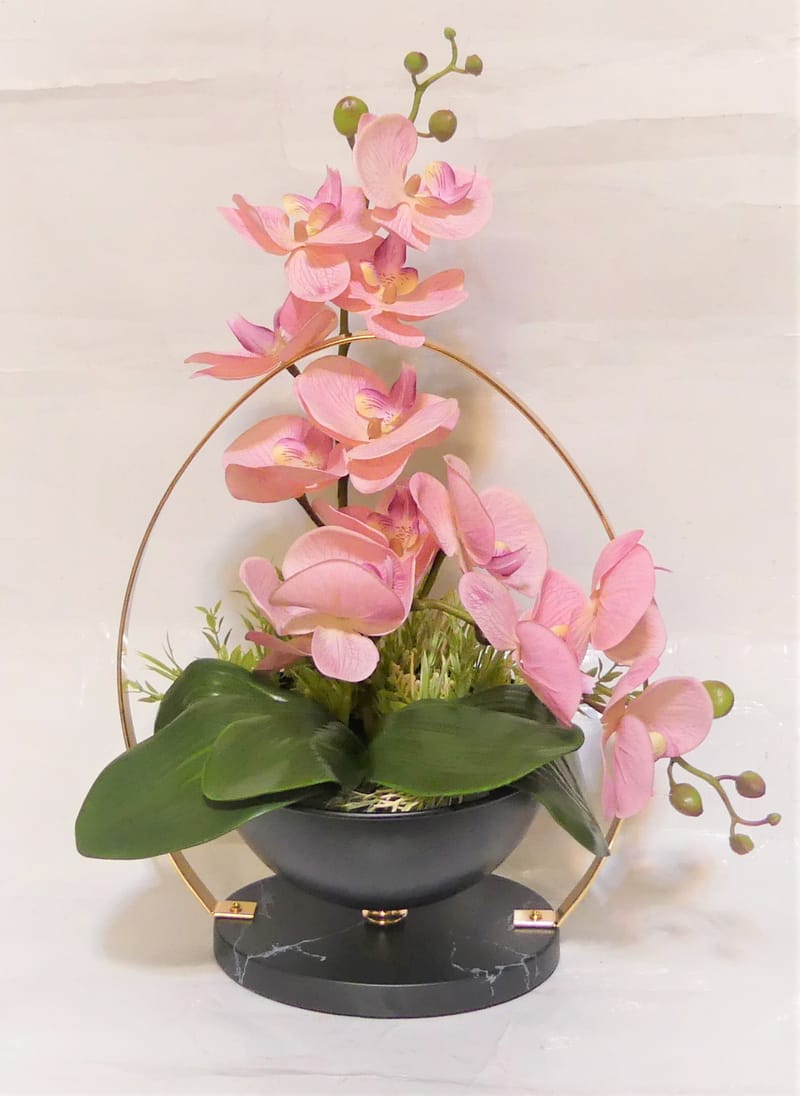 מבחר מרהיב של אגרטלים עם פרחי משי איכותיים