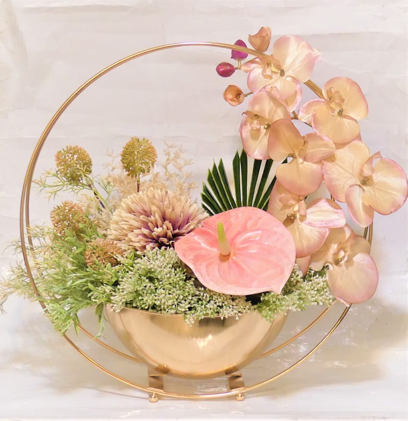 מבחר מרהיב של אגרטלים עם פרחי משי איכותיים