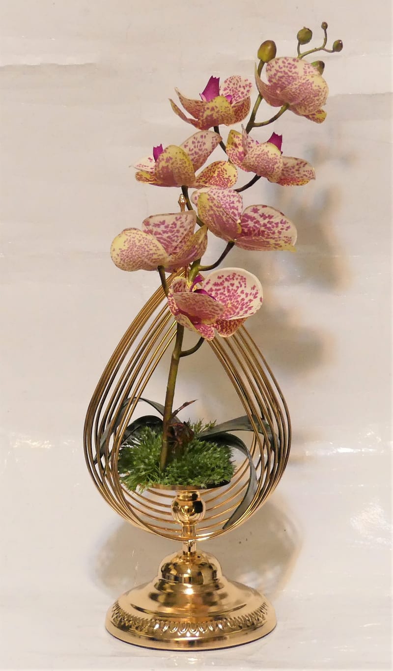 מבחר מרהיב של אגרטלים עם פרחי משי איכותיים