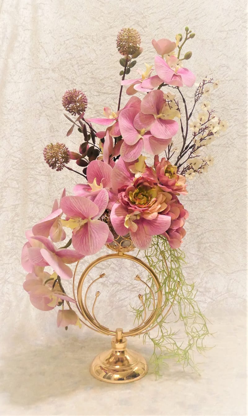 מבחר מרהיב של אגרטלים עם פרחי משי איכותיים