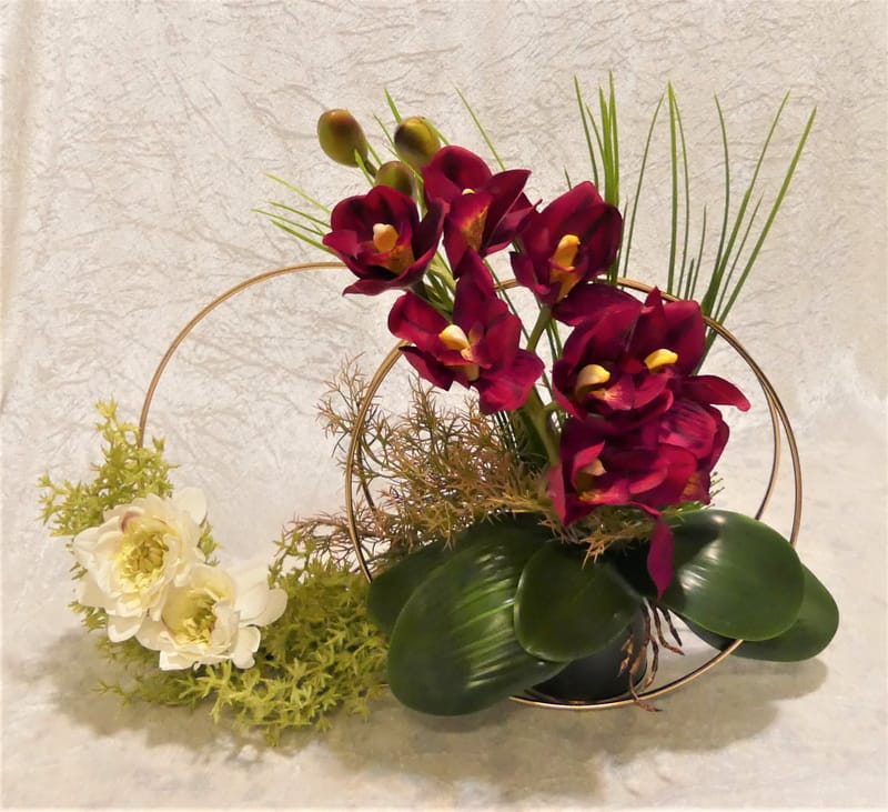 מבחר מרהיב של אגרטלים עם פרחי משי איכותיים