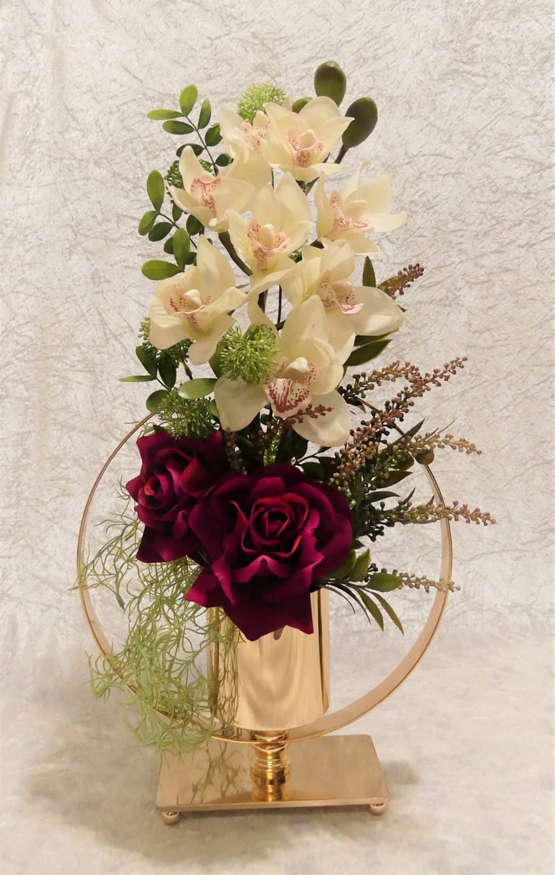 מבחר מרהיב של אגרטלים עם פרחי משי איכותיים