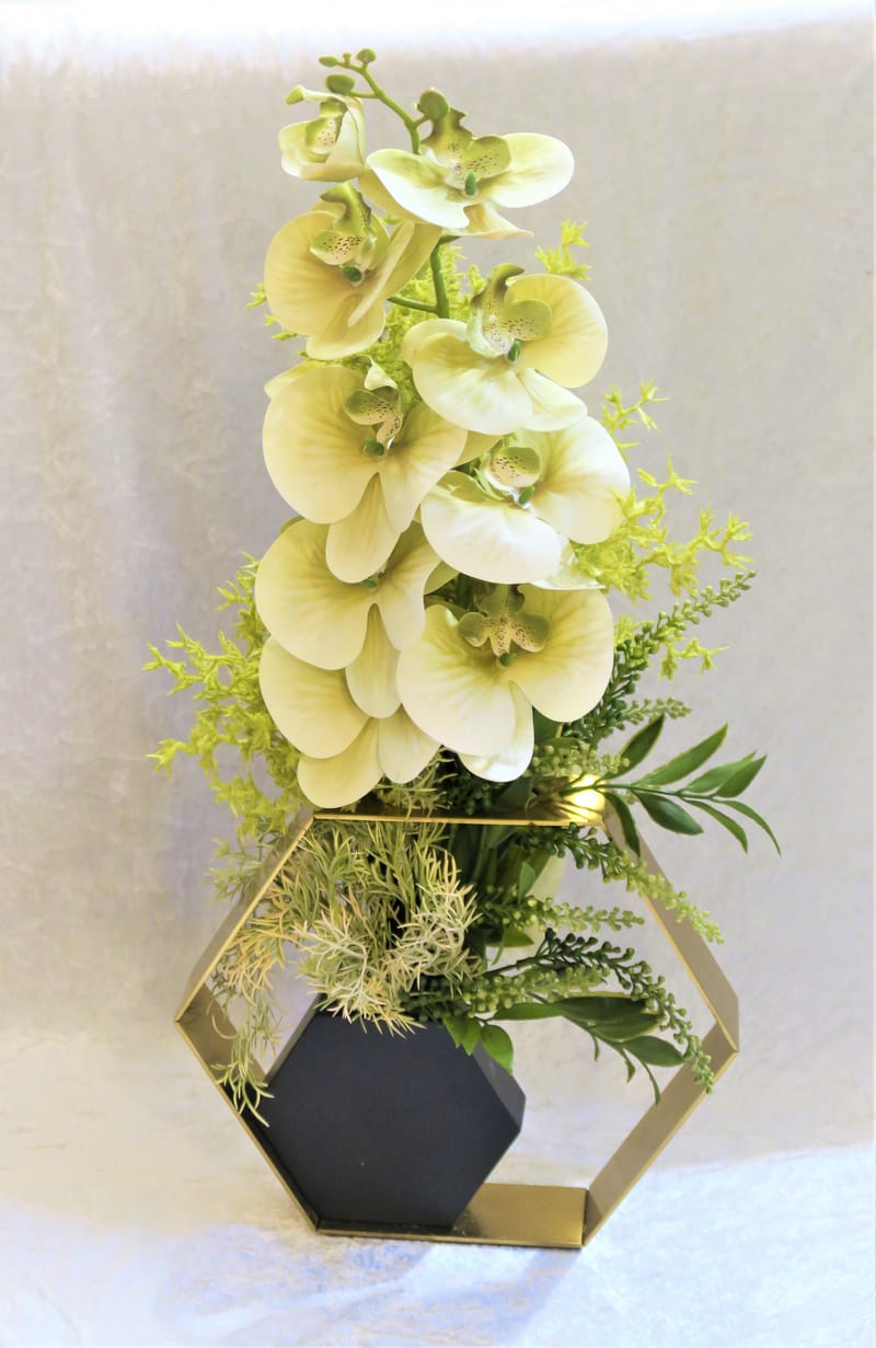 מבחר מרהיב של אגרטלים עם פרחי משי איכותיים