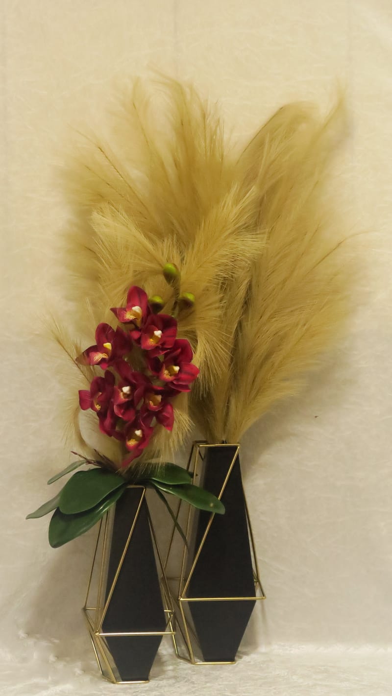 מבחר מרהיב של אגרטלים עם פרחי משי איכותיים