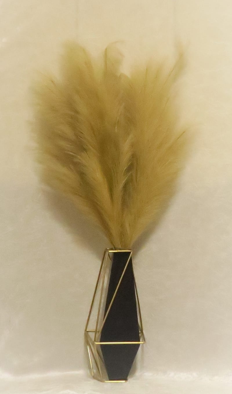 מבחר מרהיב של אגרטלים עם פרחי משי איכותיים