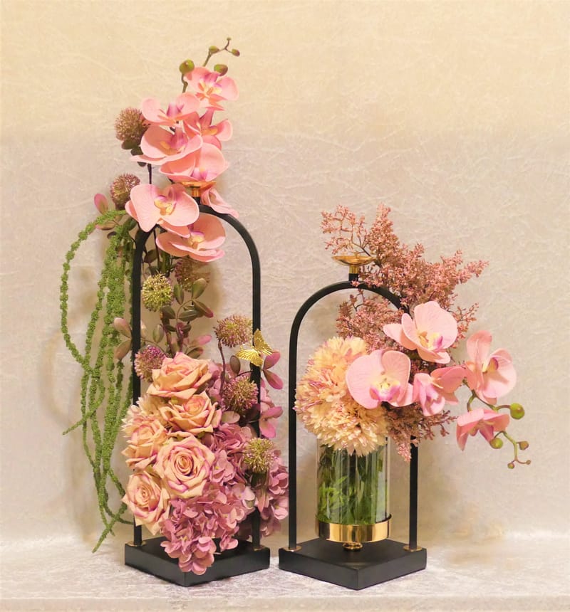 מבחר מרהיב של אגרטלים עם פרחי משי איכותיים