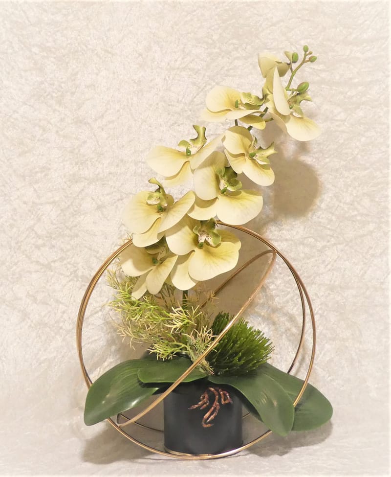 מבחר מרהיב של אגרטלים עם פרחי משי איכותיים