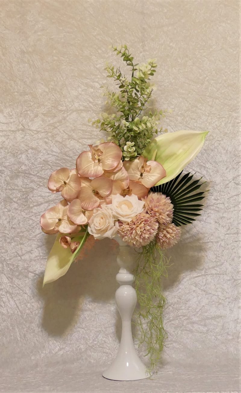 מבחר מרהיב של אגרטלים עם פרחי משי איכותיים