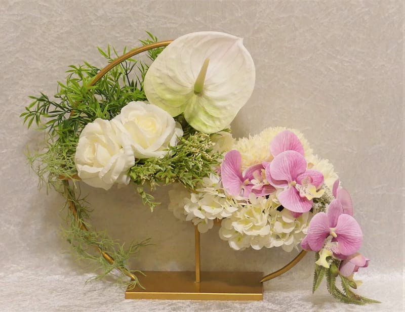 מבחר מרהיב של אגרטלים עם פרחי משי איכותיים