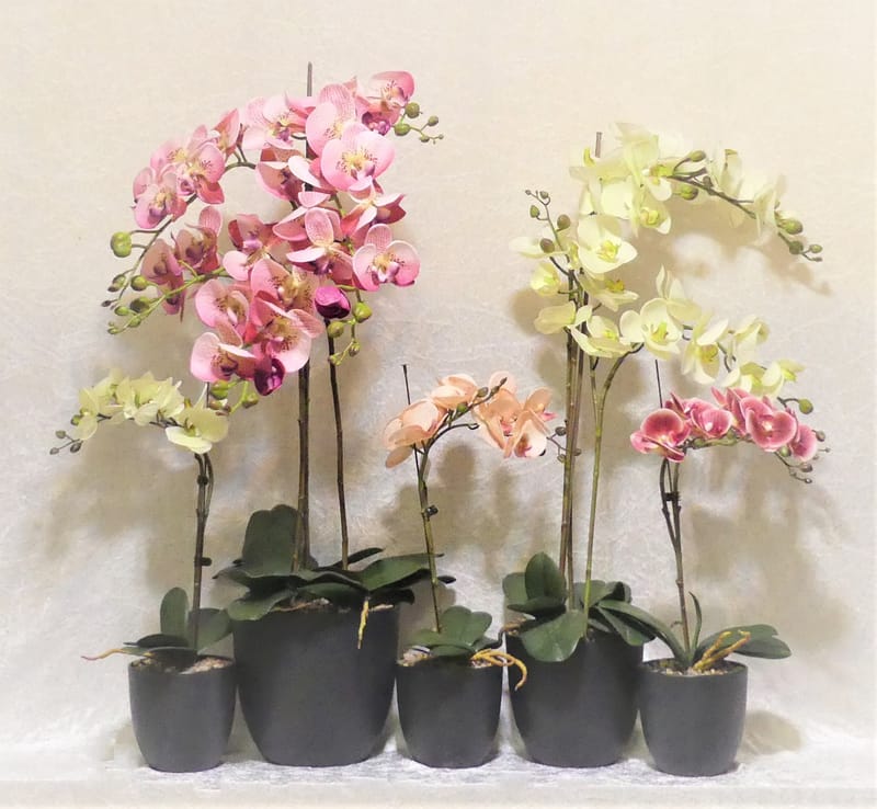 מבחר מרהיב של אגרטלים עם פרחי משי איכותיים