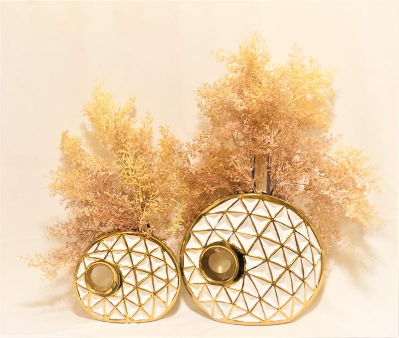 מבחר מרהיב של אגרטלים עם פרחי משי איכותיים