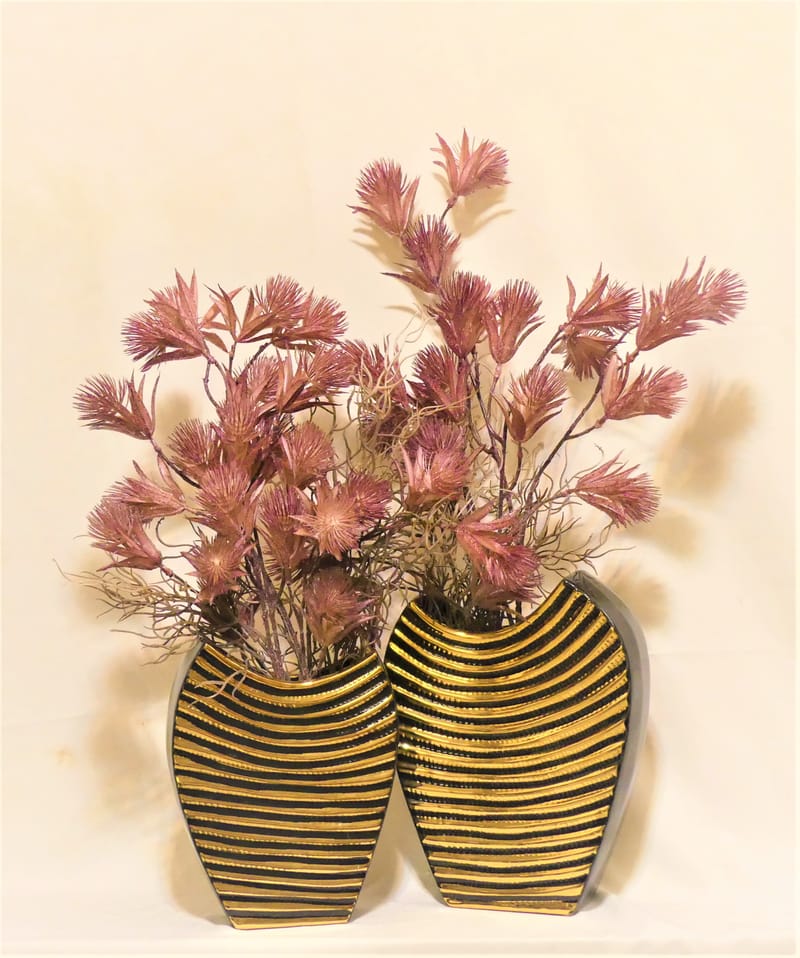 מבחר מרהיב של אגרטלים עם פרחי משי איכותיים