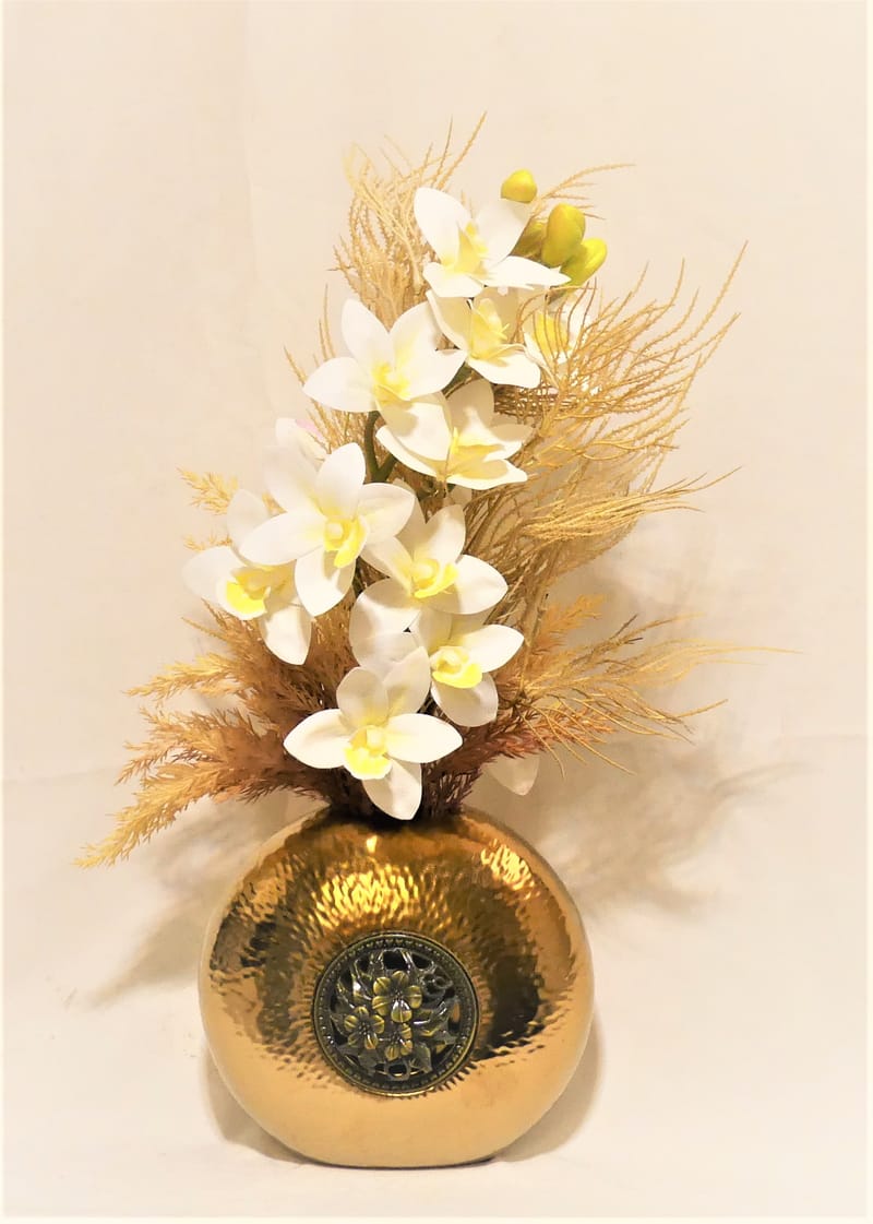 מבחר מרהיב של אגרטלים עם פרחי משי איכותיים