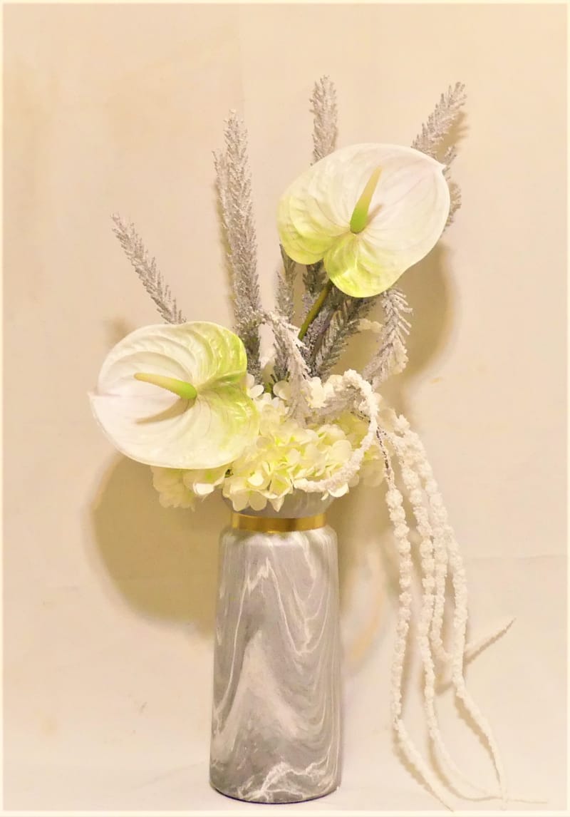 מבחר מרהיב של אגרטלים עם פרחי משי איכותיים