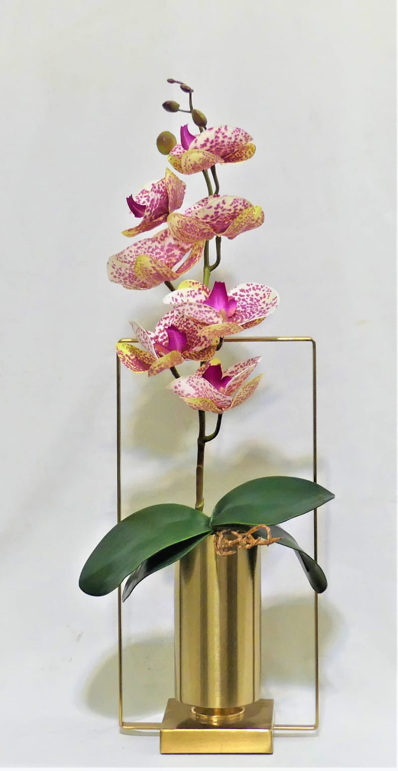 מבחר מרהיב של אגרטלים עם פרחי משי איכותיים