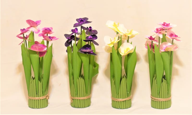 מבחר מרהיב של אגרטלים עם פרחי משי איכותיים