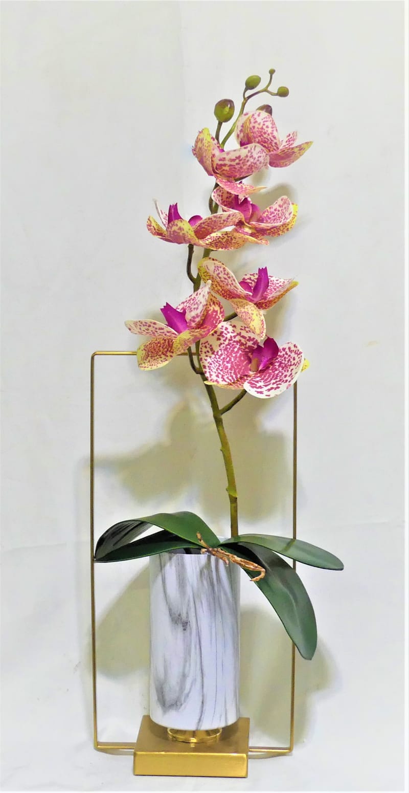 מבחר מרהיב של אגרטלים עם פרחי משי איכותיים