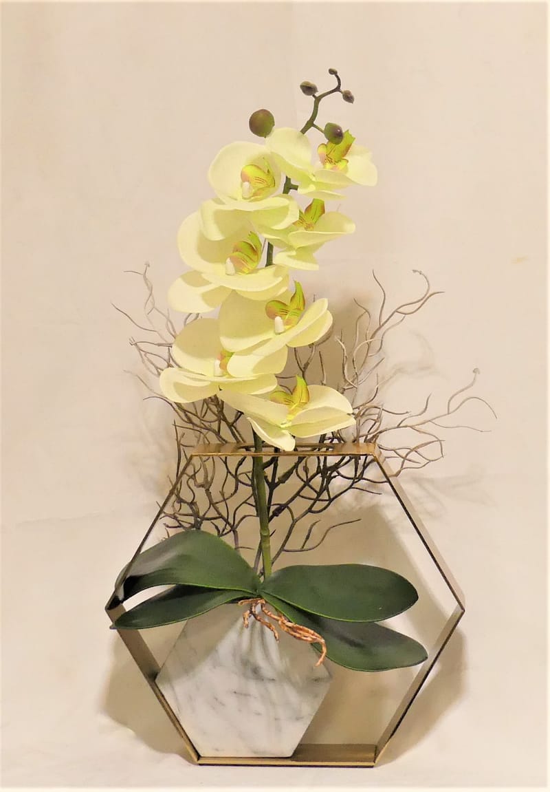 מבחר מרהיב של אגרטלים עם פרחי משי איכותיים