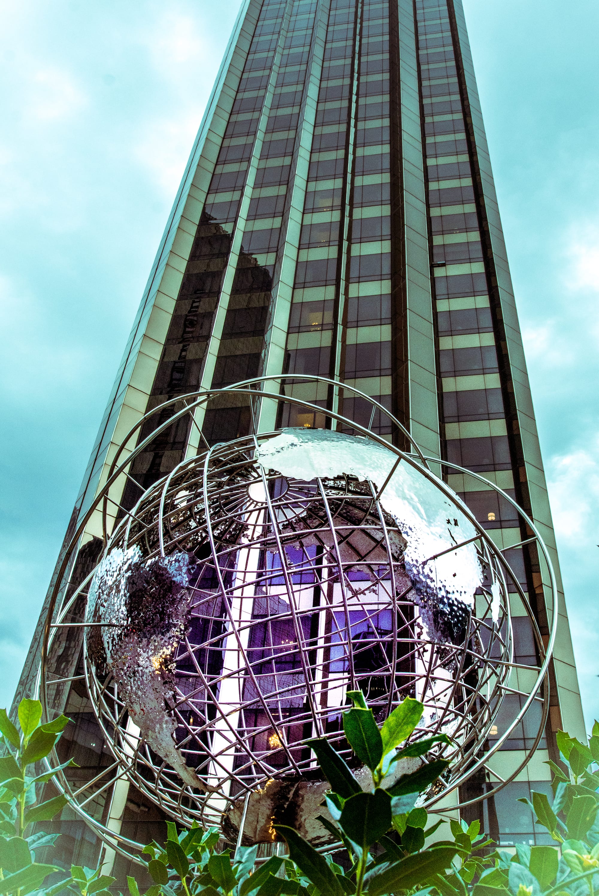 NEW YORK, MANHATTAN, THE GLOBUS AND THE TRUMP TOWER IN COLUMBUS CIRCLE