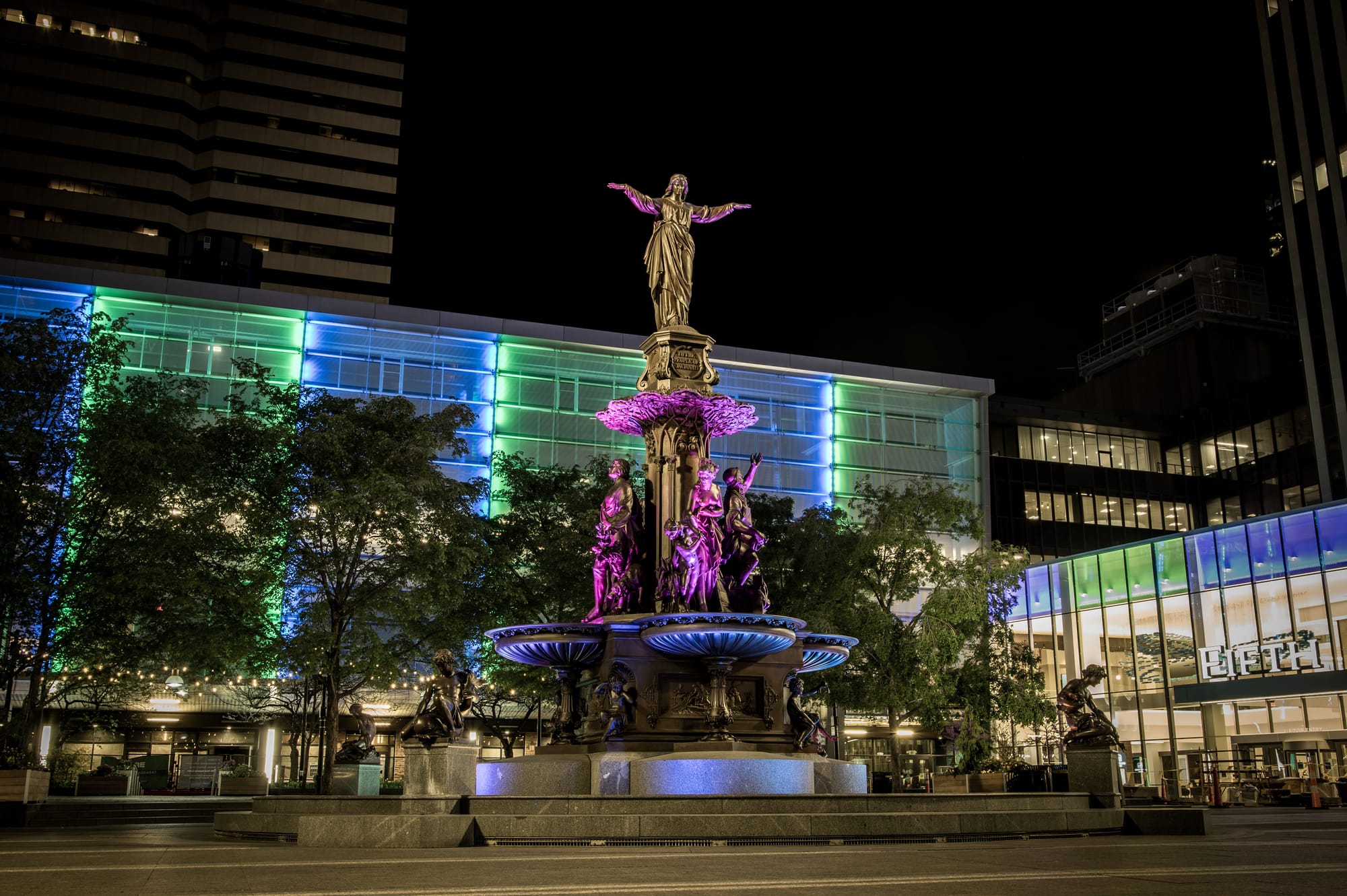 FOUNTAIN SQUARE | DOWNTOWN CINCINNATI AT NIGHT