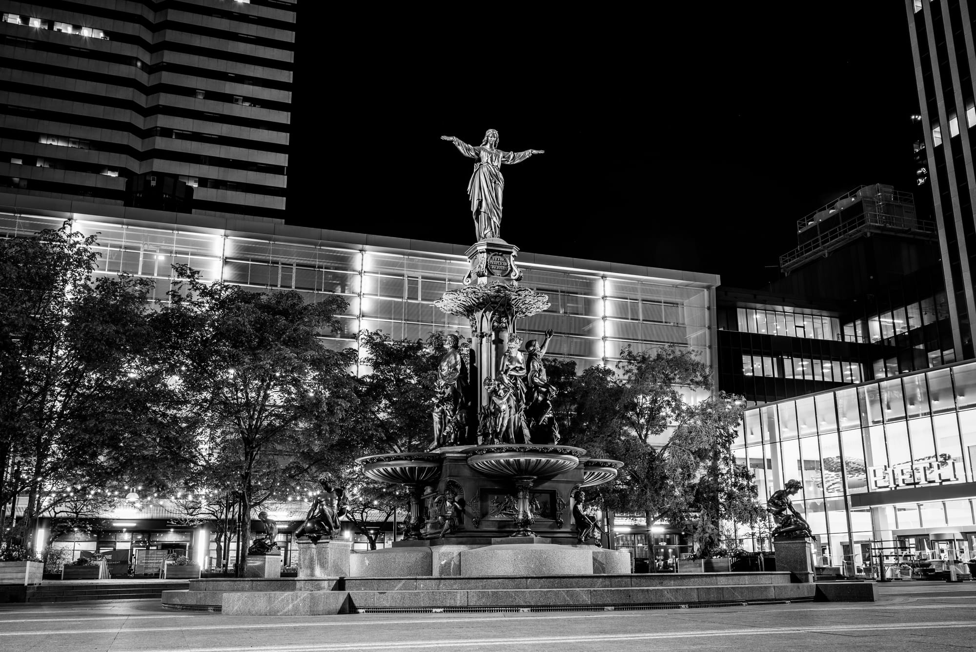 FOUNTAIN SQUARE | DOWNTOWN CINCINNATI AT NIGHT / B&W