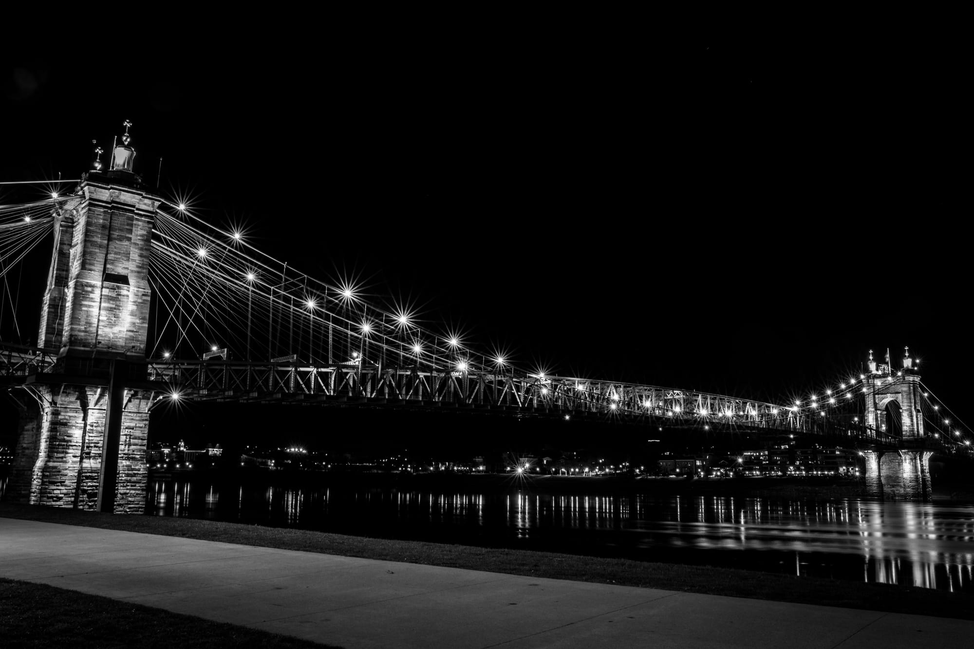 ROEBLING SUSPENSION BRIDGE VIEW FROM CINCINNATI / B&W