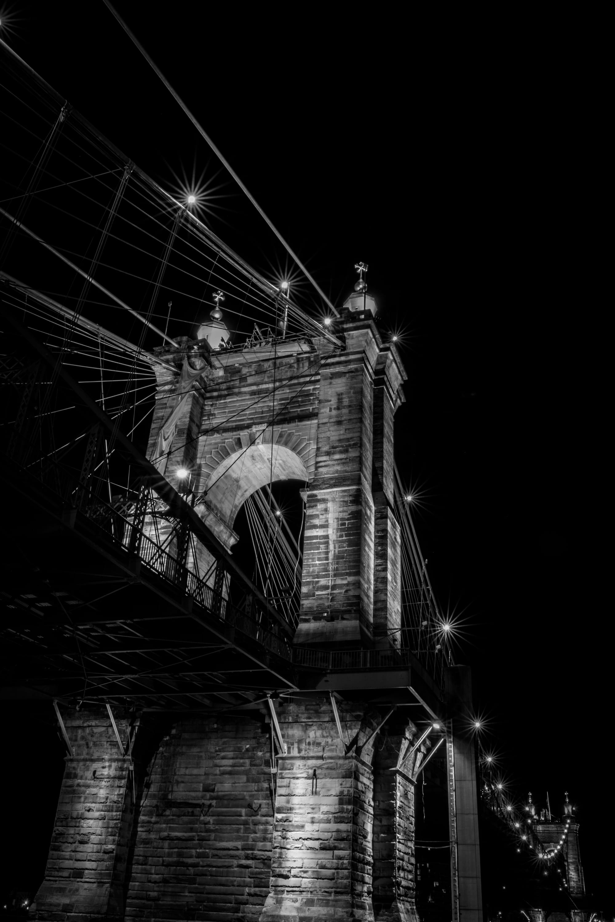 ROEBLING SUSPENSION BRIDGE VIEW FROM CINCINNATI / B&W