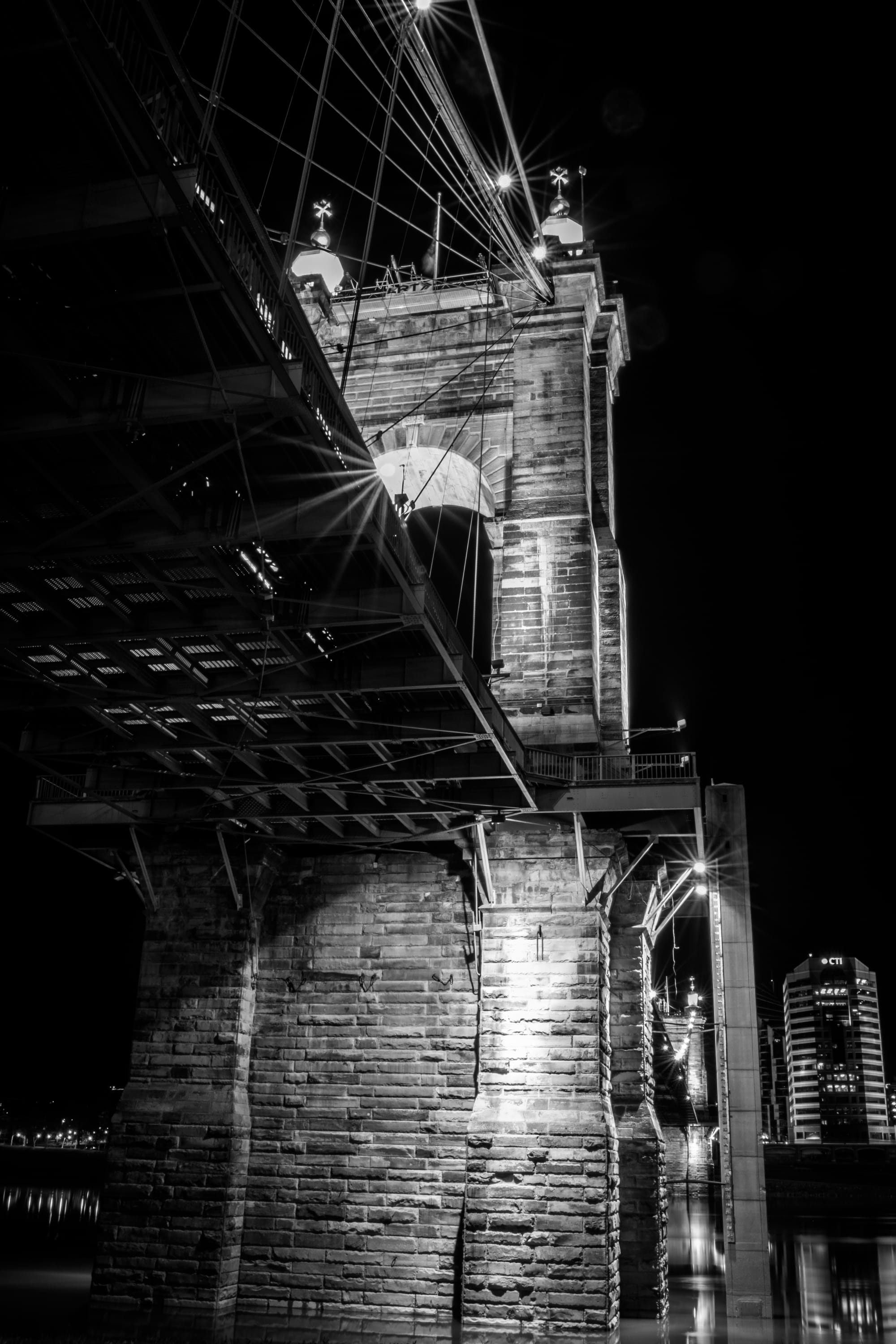 ROEBLING SUSPENSION BRIDGE VIEW FROM CINCINNATI / B&W