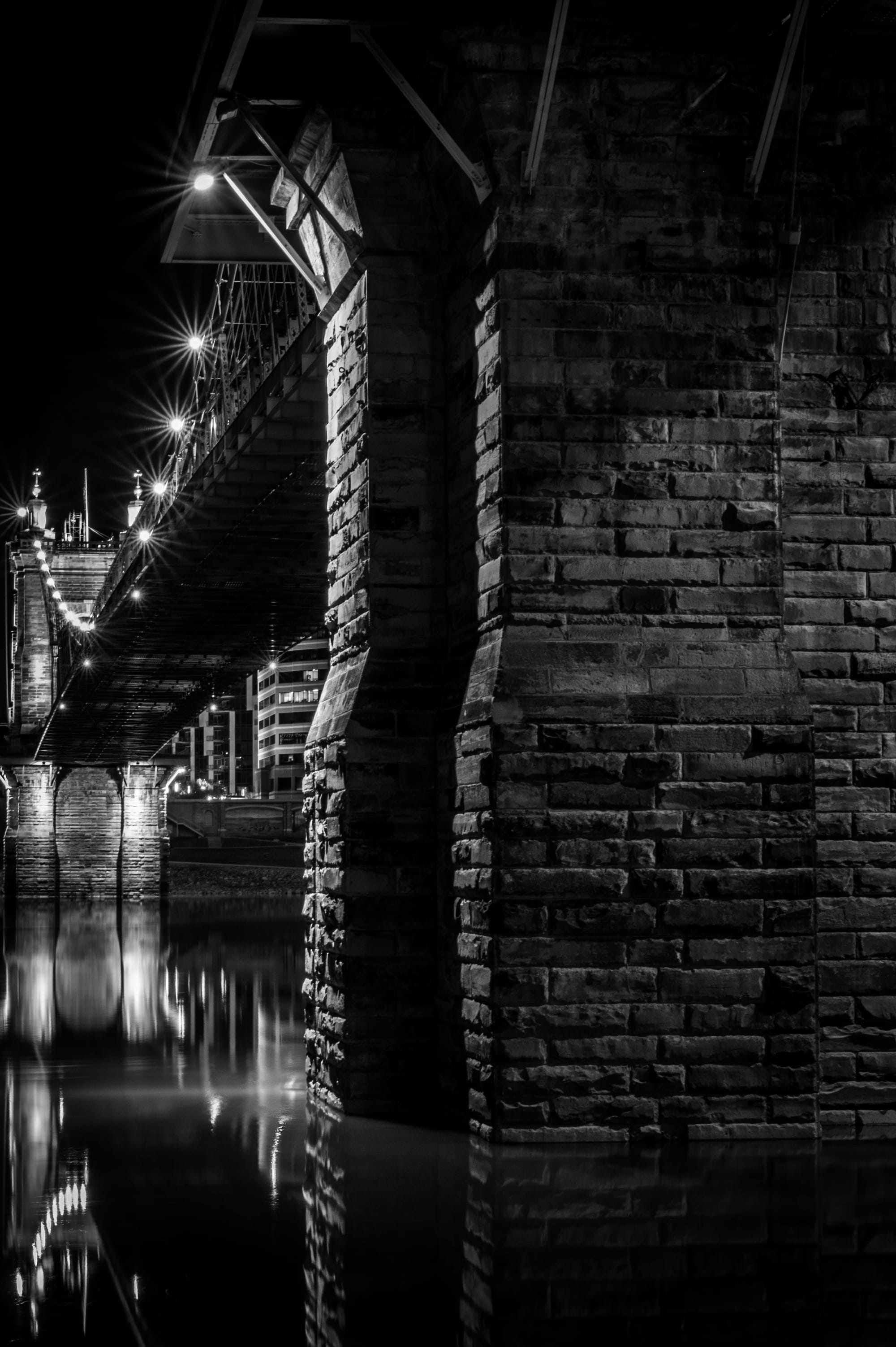 ROEBLING SUSPENSION BRIDGE VIEW FROM CINCINNATI / B&W