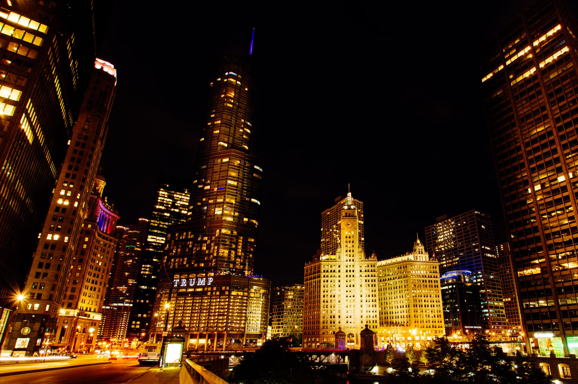 DOWNTOWN CHICAGO AT NIGHT