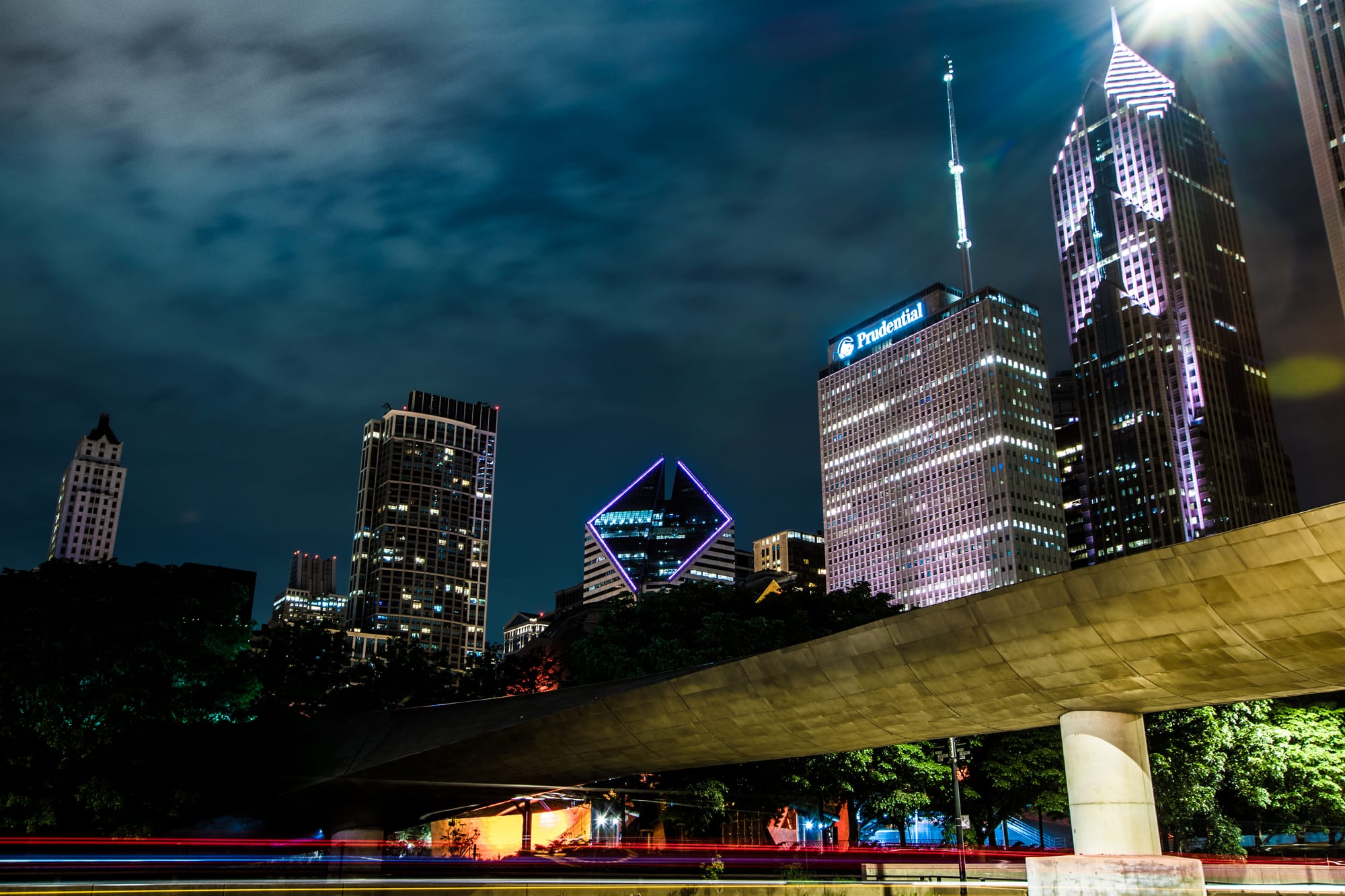 DOWNTOWN CHICAGO AT NIGHT