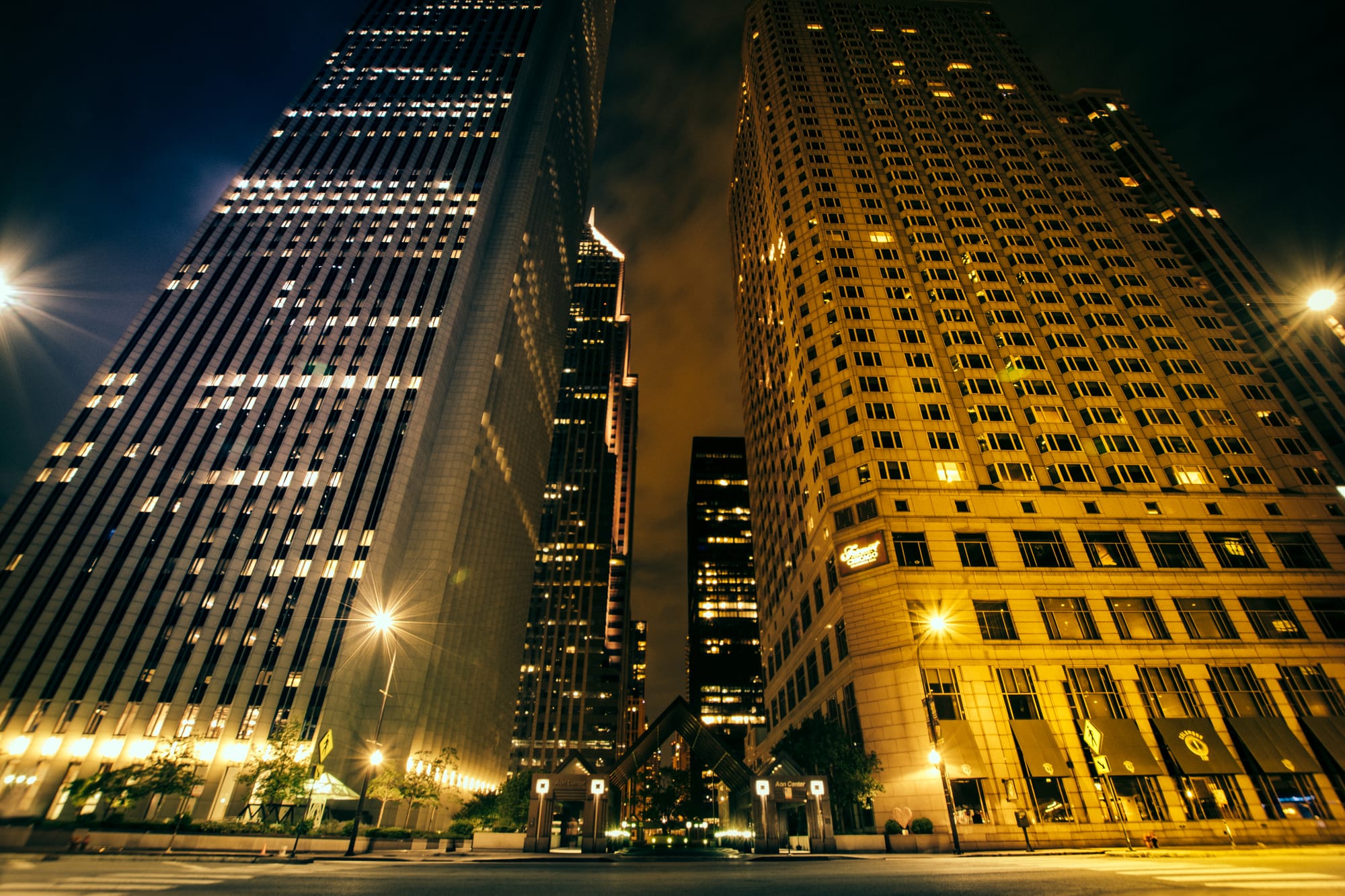 DOWNTOWN CHICAGO AT NIGHT