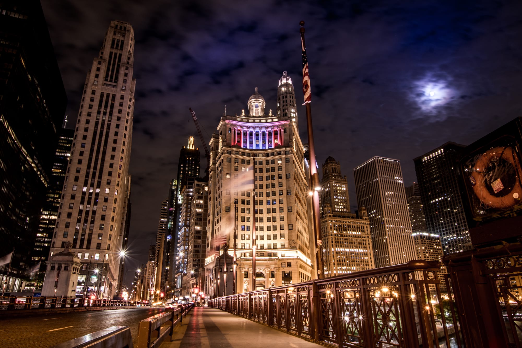 DOWNTOWN CHICAGO AT NIGHT