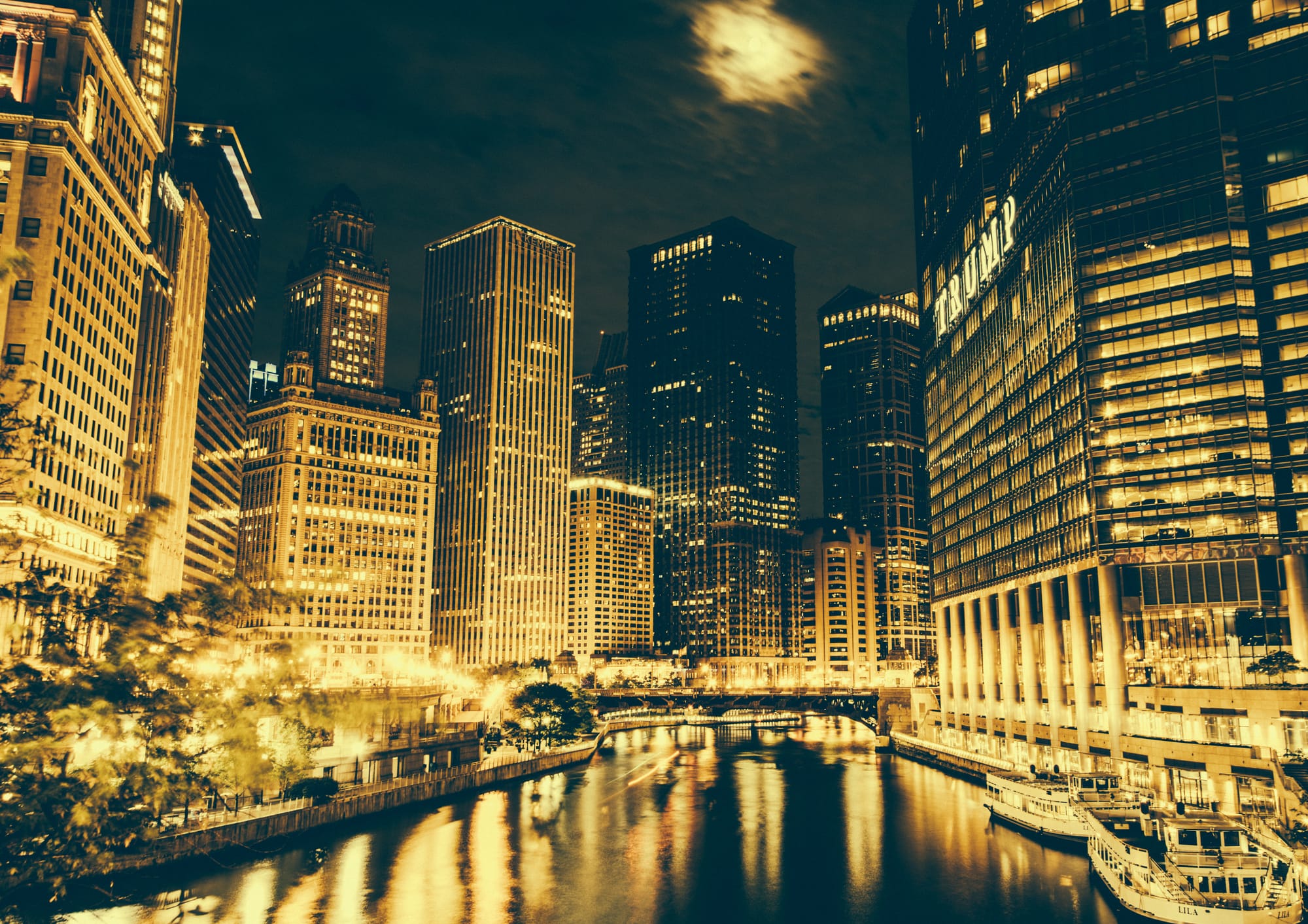 DOWNTOWN CHICAGO AT NIGHT | RETRO STYLE