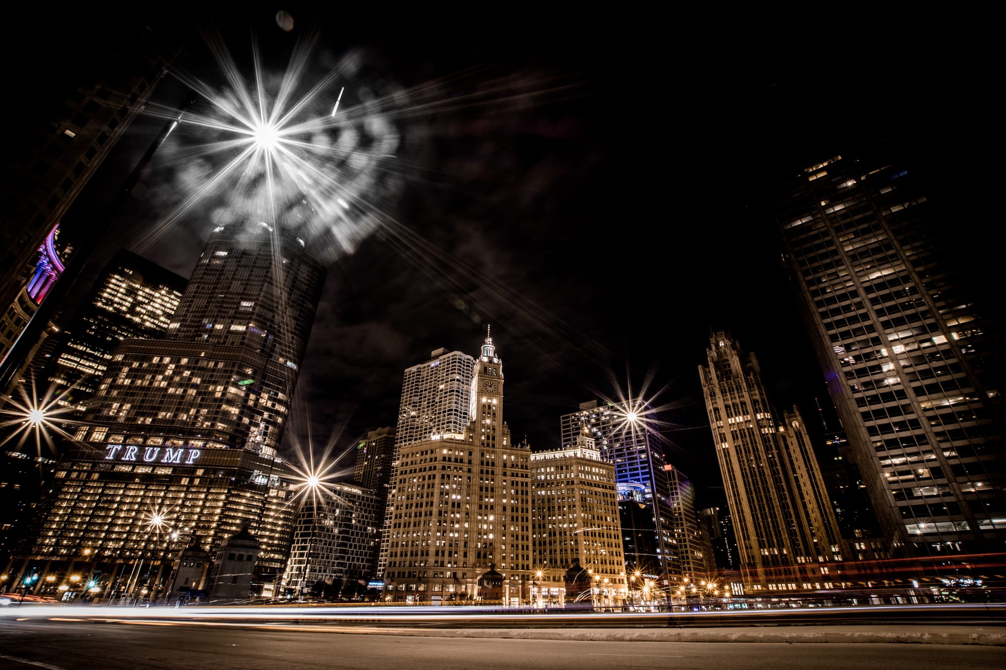 DOWNTOWN CHICAGO AT NIGHT