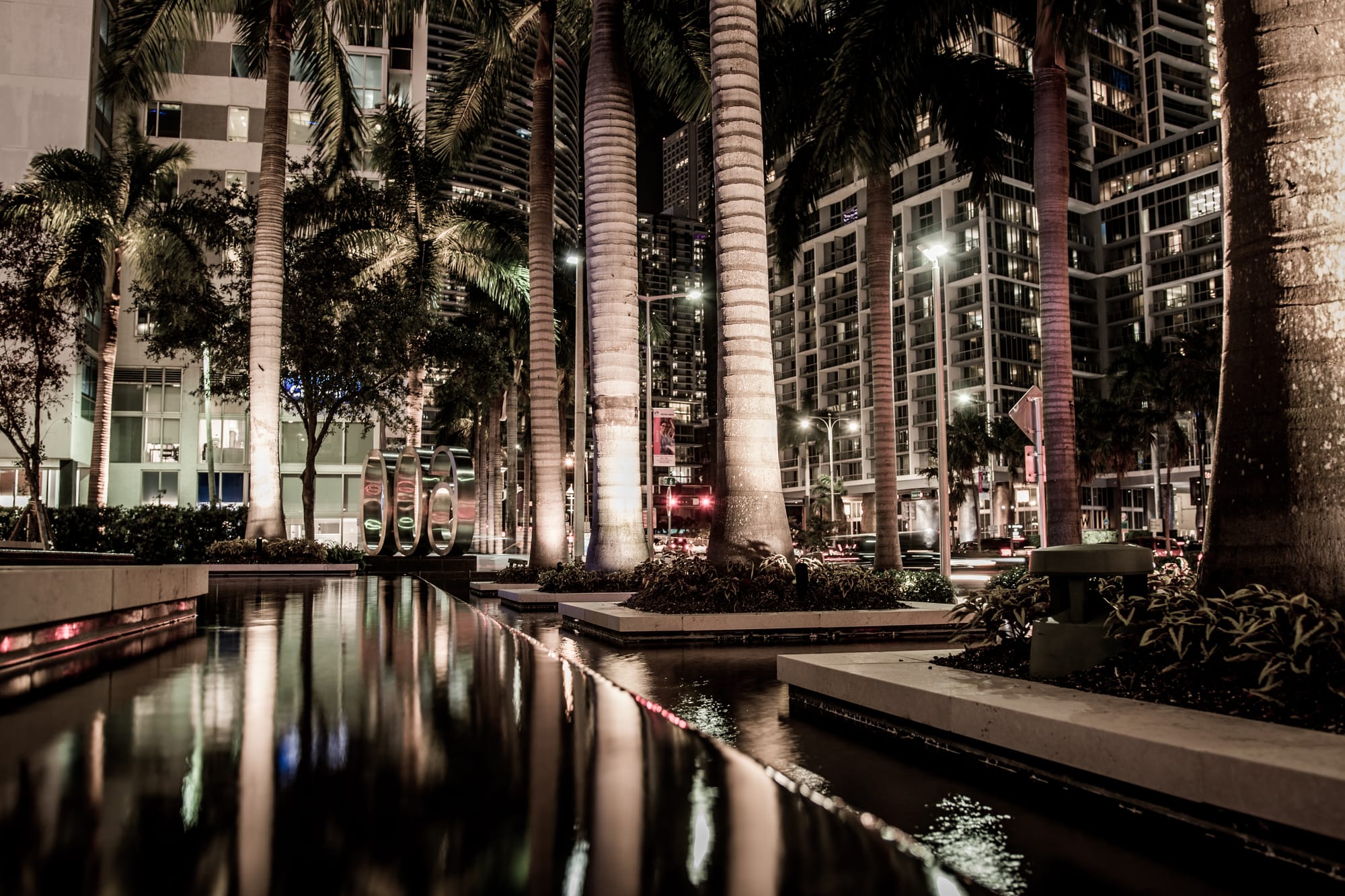 DOWNTOWN MIAMI, FL / B&W